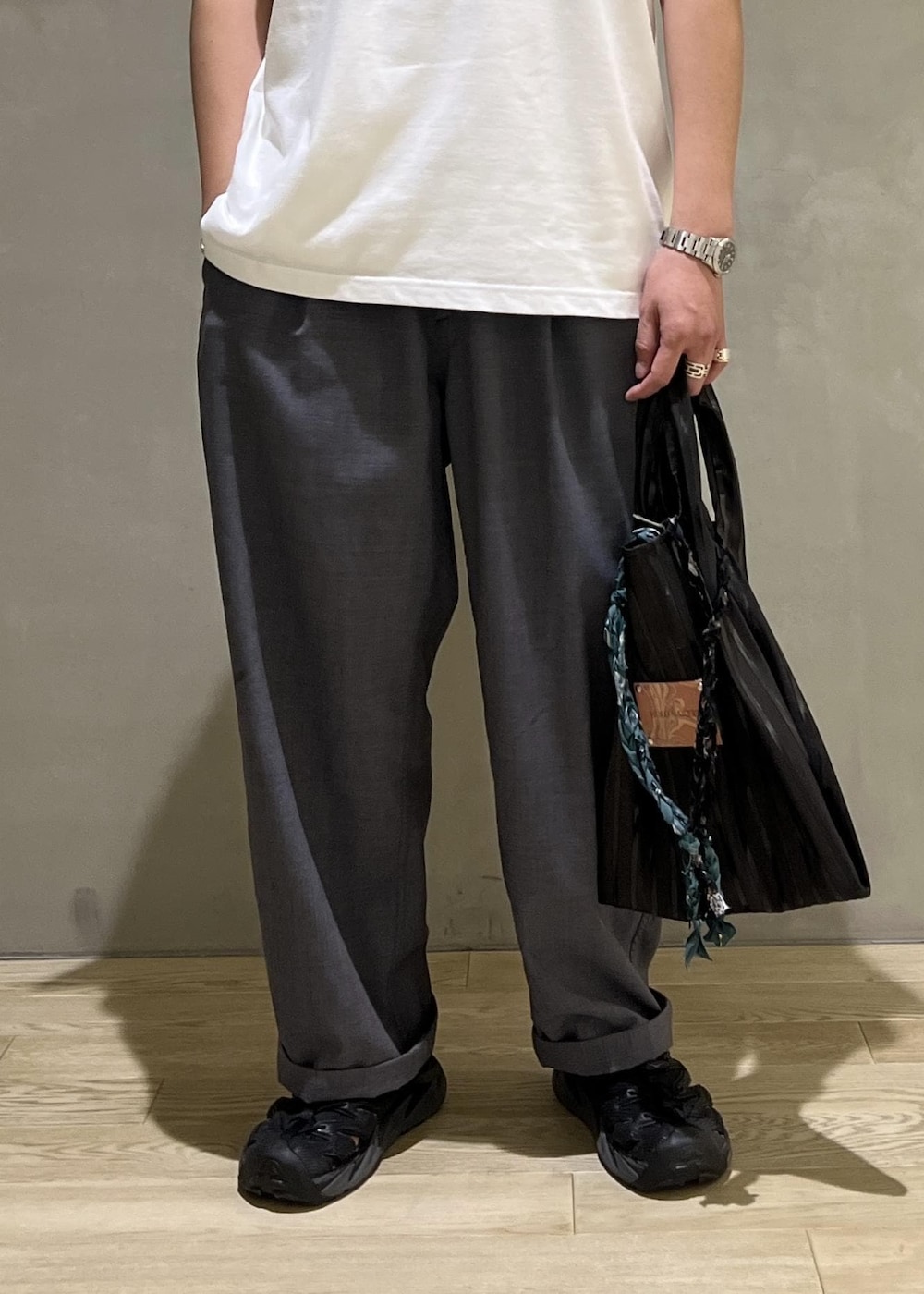 グレー系のその他パンツ、ブラック系のTシャツ/カットソーを着用したメンズの夏コーディネートの9枚目の写真