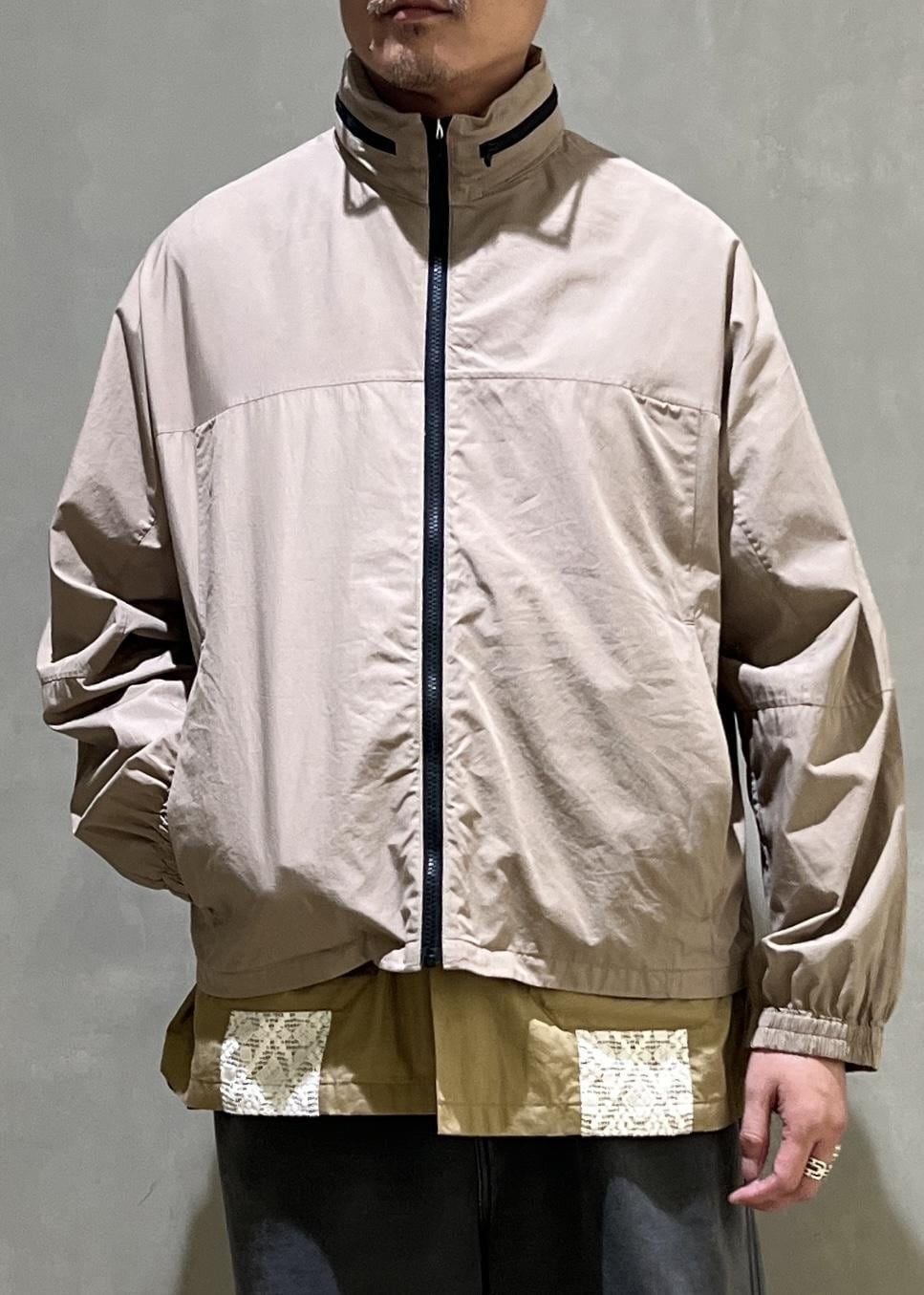 ベージュ系のTシャツ/カットソー、ベージュ系のその他アウターを着用したメンズの夏コーディネートの4枚目の写真