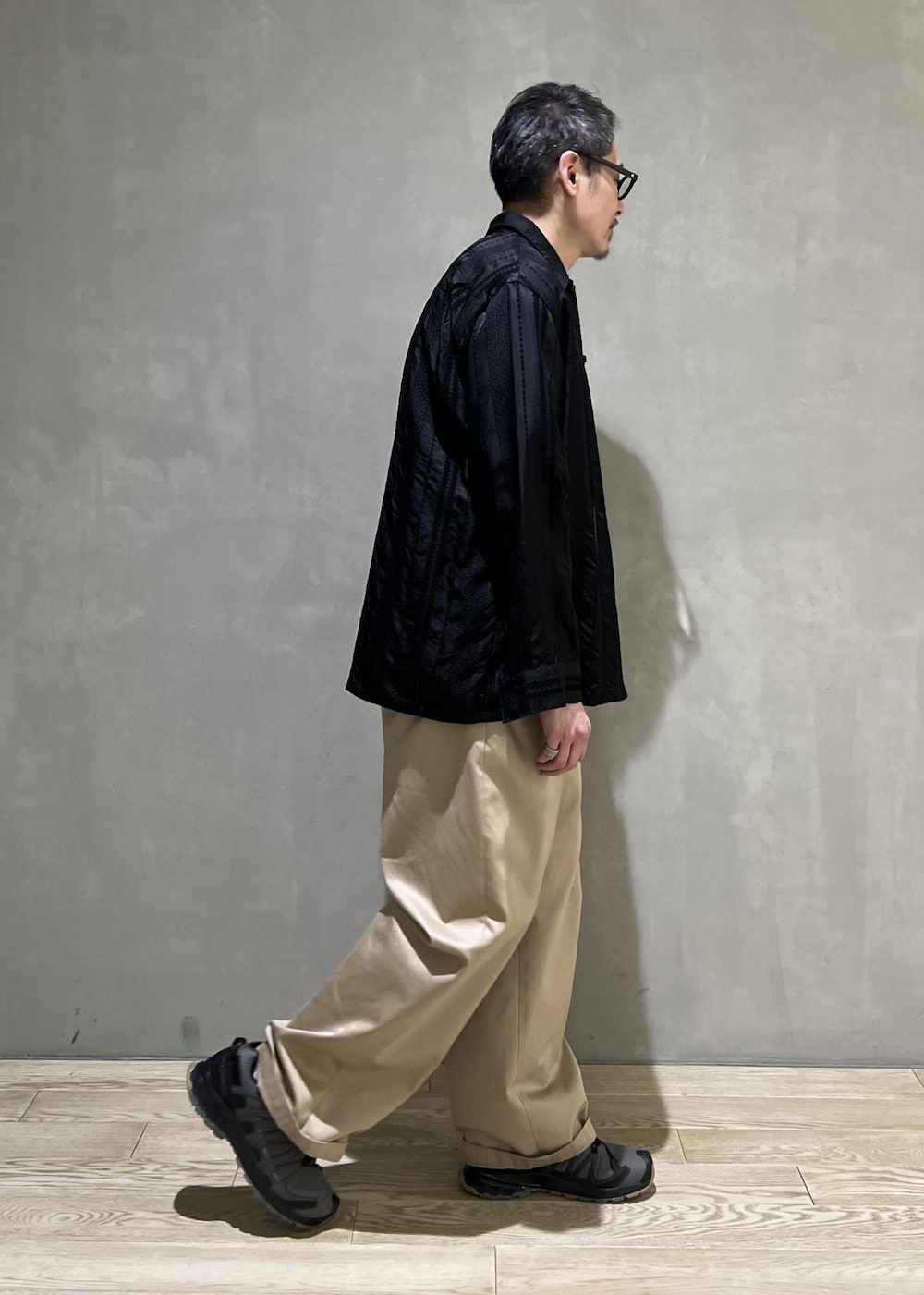 「URU、刺繍、ADAM ET ROPÉ、HOMME、カジュアル、大人カジュアル、春、春コーデ、春ファッション、オーバーサイズ、ビッグシルエット、Tシャツ、シャツ、パンツ、スニーカー」|takashi.nさん(メンズ・176cm)の春コーディネートの2枚目の写真