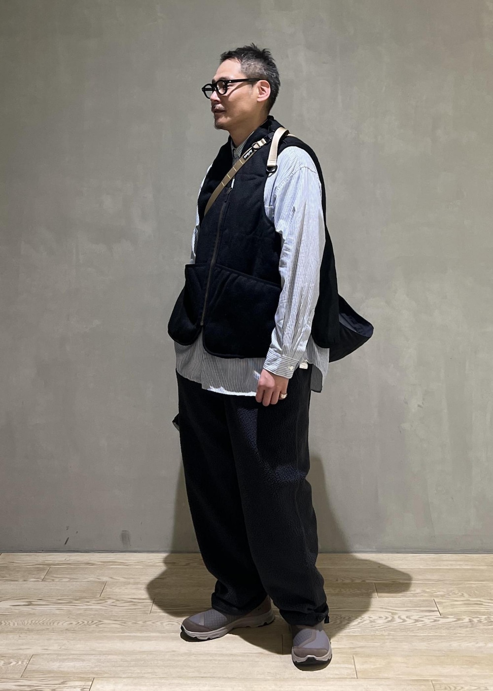 ブラック系のマウンテンパーカー、ブラック系のその他アウター、グレー系のその他パンツを着用したメンズの秋コーディネートの7枚目の写真