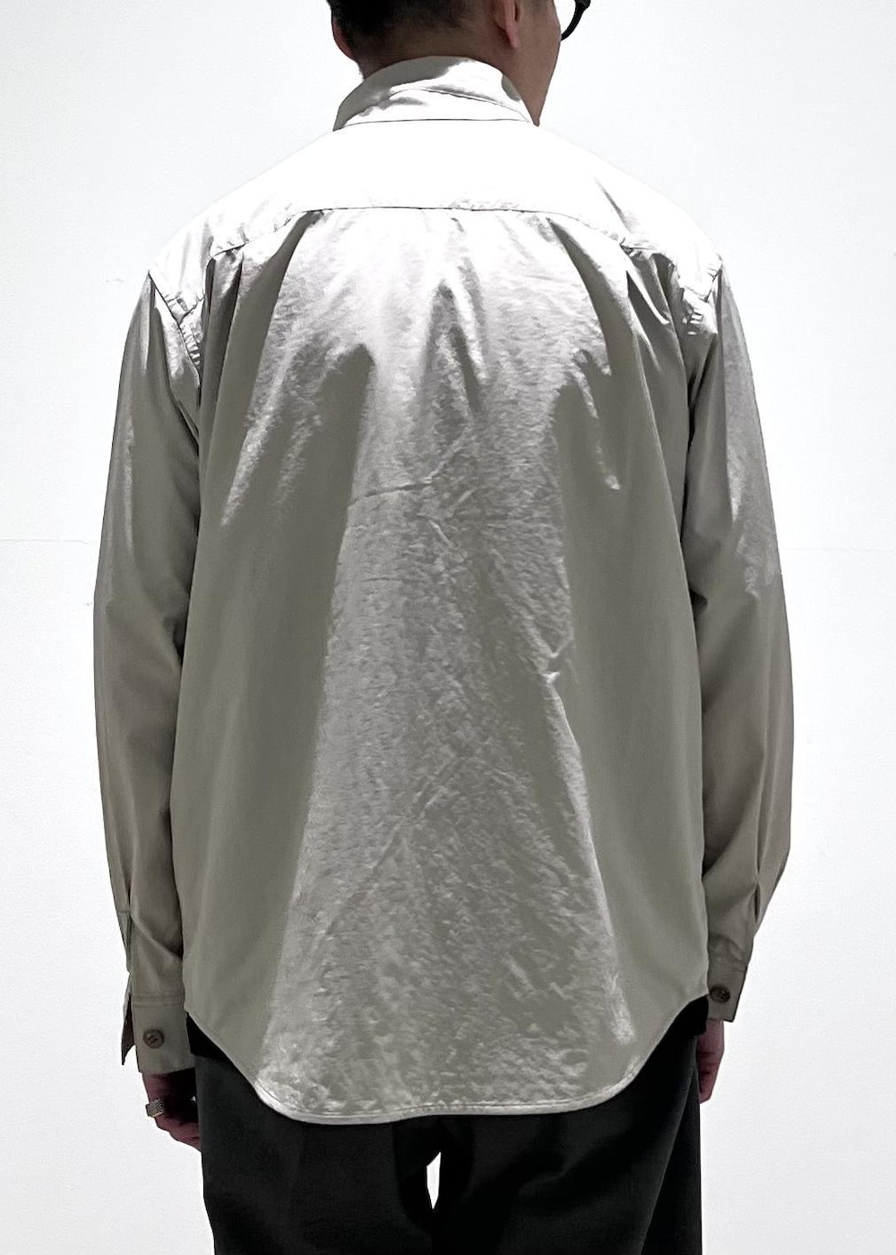 グレー系のスラックス、ベージュ系のシャツ/ブラウスを着用したメンズの春コーディネートの6枚目の写真