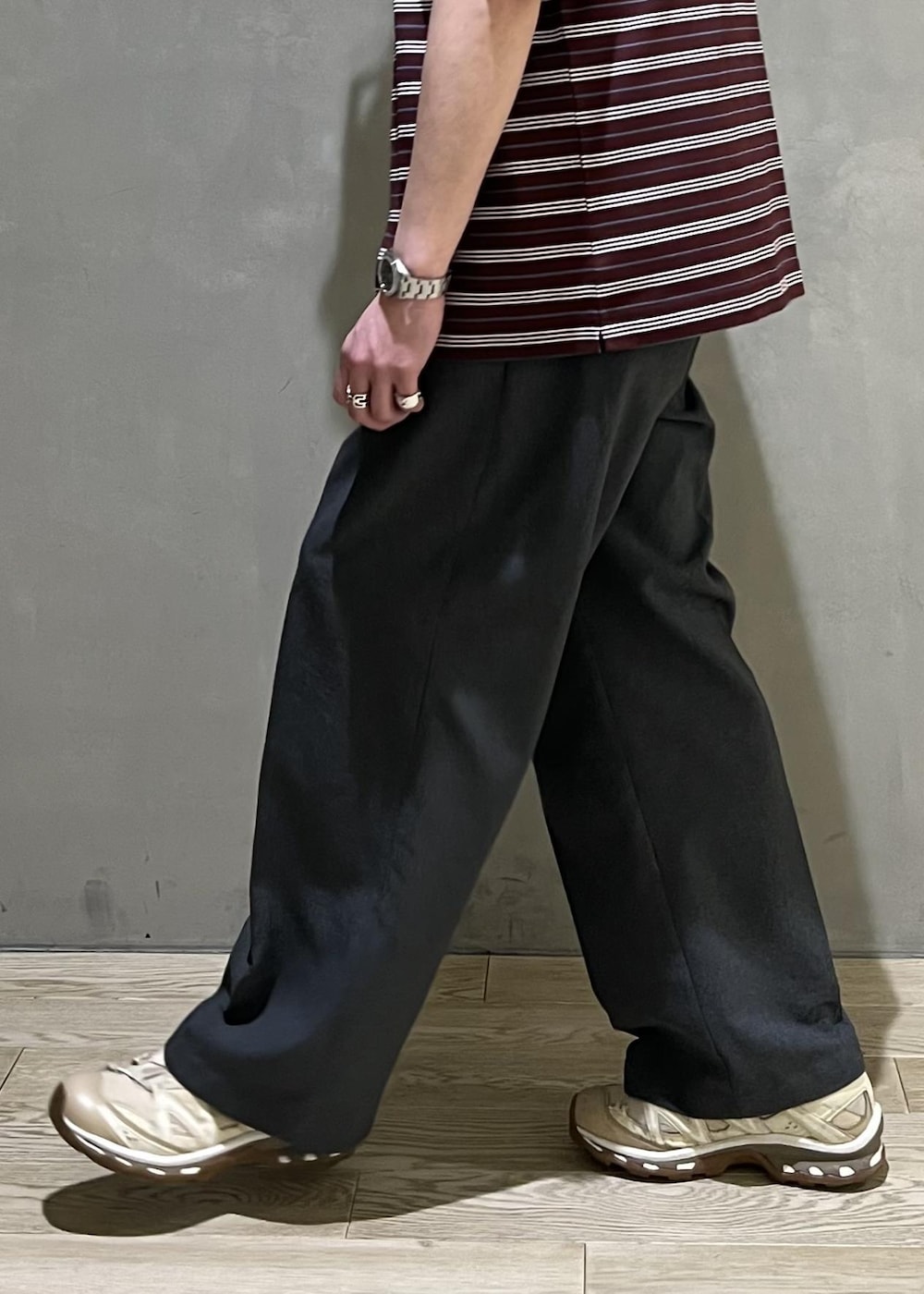 グレー系のスラックス、レッド系のTシャツ/カットソーを着用したメンズの春コーディネートの9枚目の写真