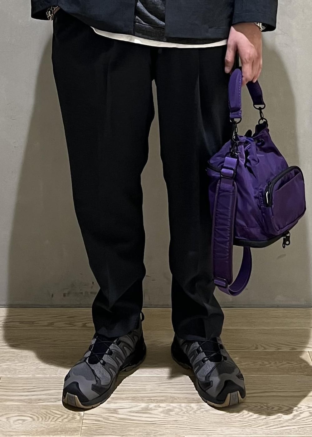 グリーン系のセットアップ、パープル系のショルダーバッグ、グレー系のTシャツ/カットソーを着用したメンズの秋コーディネートの7枚目の写真