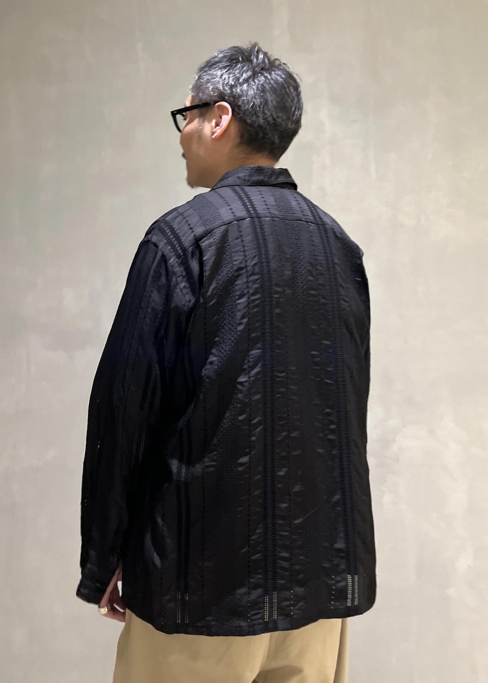 「URU、刺繍、ADAM ET ROPÉ、HOMME、カジュアル、大人カジュアル、春、春コーデ、春ファッション、オーバーサイズ、ビッグシルエット、Tシャツ、シャツ、パンツ、スニーカー」|takashi.nさん(メンズ・176cm)の春コーディネートの6枚目の写真