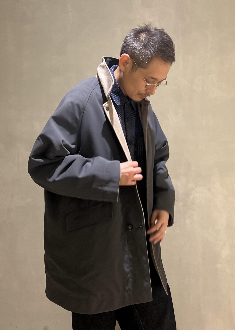 「ADAM ET ROPÉ、HOMME、カジュアル、大人カジュアル、レイヤード、秋、冬、秋コーデ、冬コーデ、秋ファッション、冬ファッション、23AW秋の新作、23AW冬の新作、オーバーサイズ、ビッグシルエット」｜「Levi'sの【Levi's(R) for BIOTOP】568 STAY LOOSE / UNISEX（デニムパンツ、ブルー系）」を使った、takashi.nさん（メンズ・176cm）の秋コーディネートの7枚目の写真