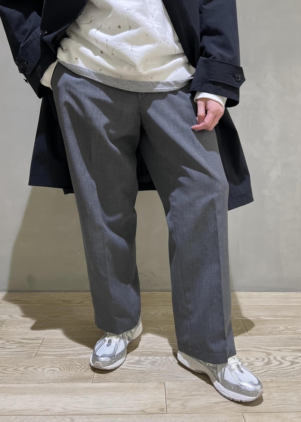 ブラック系のステンカラーコートを着用したメンズの冬コーディネートの2枚目の写真