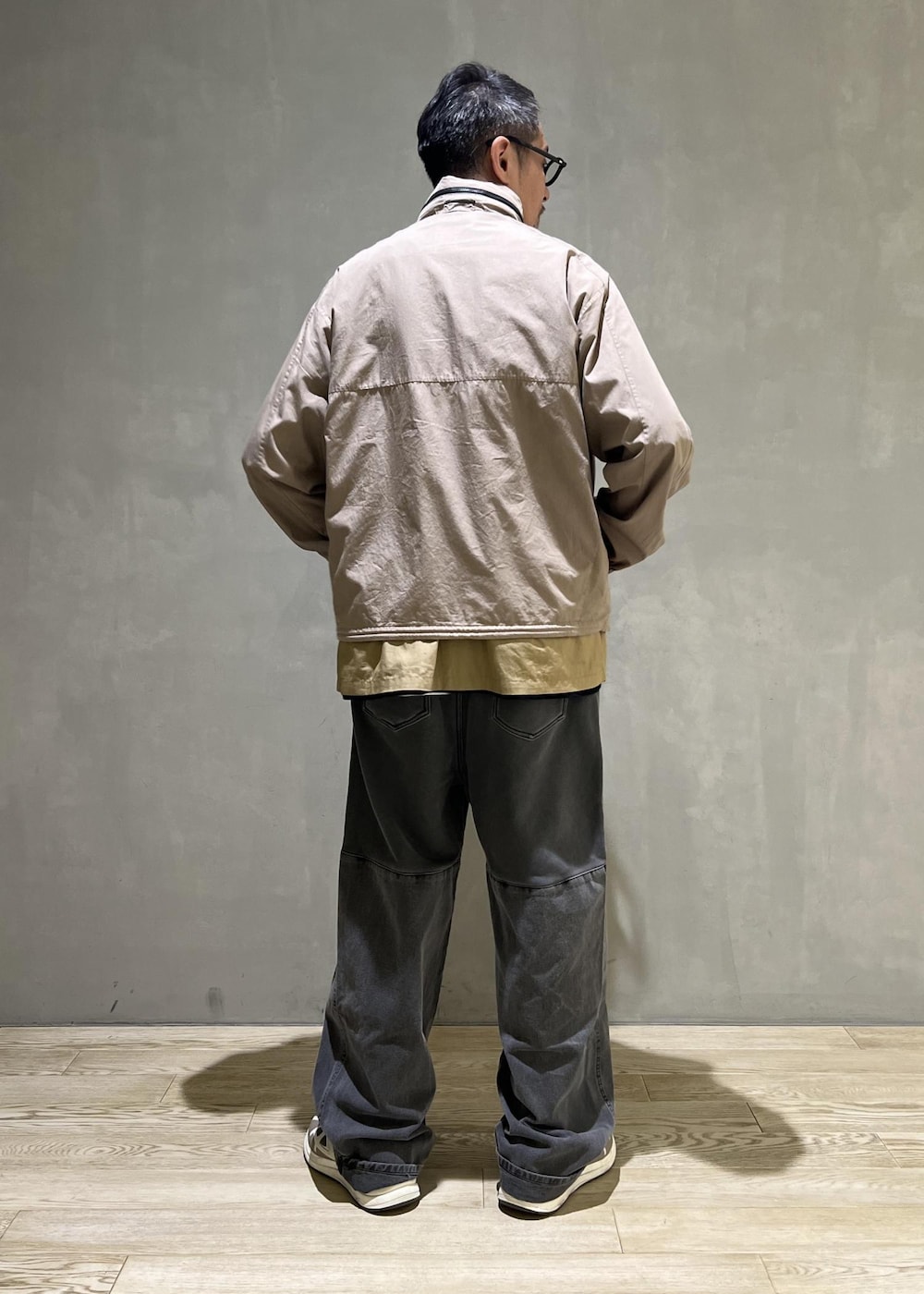 ベージュ系のTシャツ/カットソー、ベージュ系のその他アウターを着用したメンズの夏コーディネートの3枚目の写真