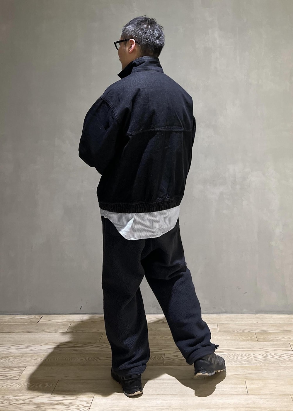 グレー系のその他パンツを着用したメンズの冬コーディネートの3枚目の写真