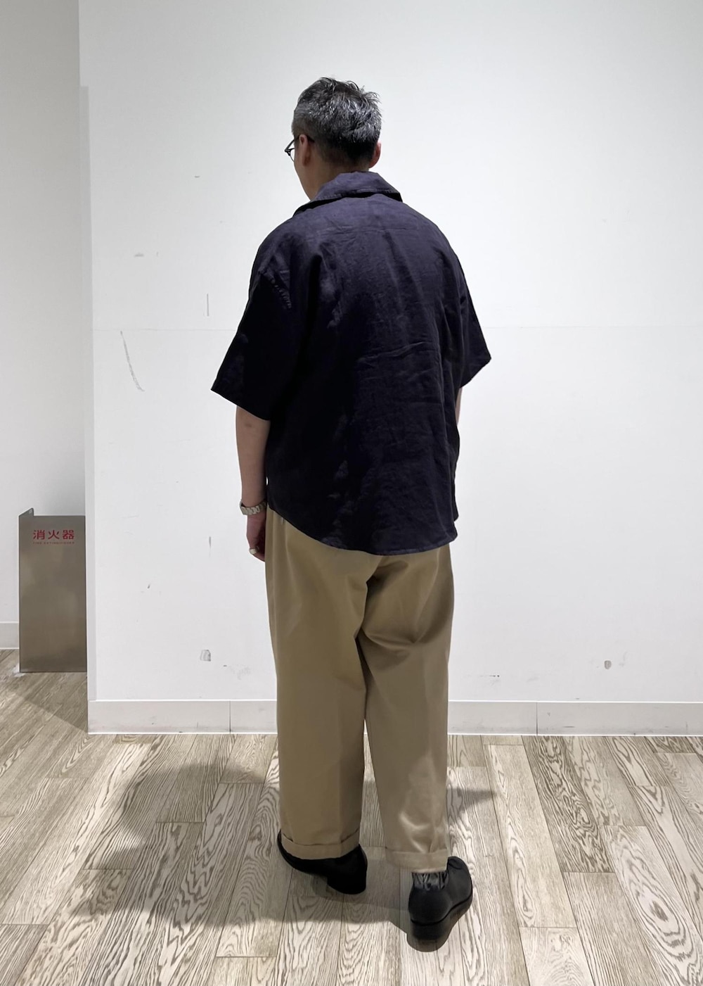 ブルー系のシャツ/ブラウスを着用したメンズの春コーディネートの3枚目の写真