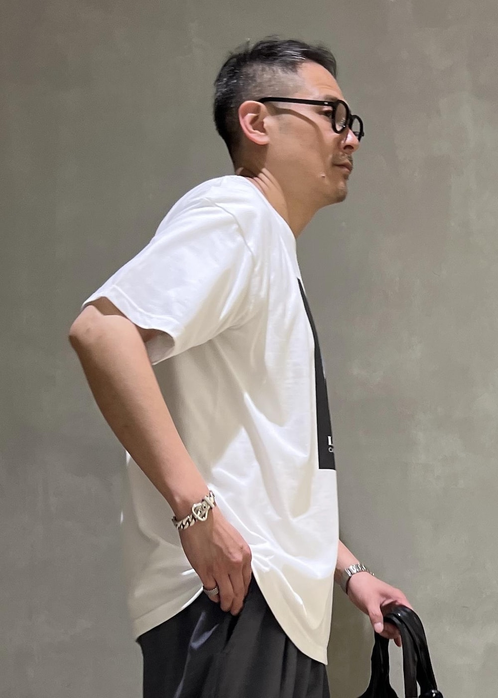 グレー系のその他パンツ、ブラック系のTシャツ/カットソーを着用したメンズの夏コーディネートの5枚目の写真