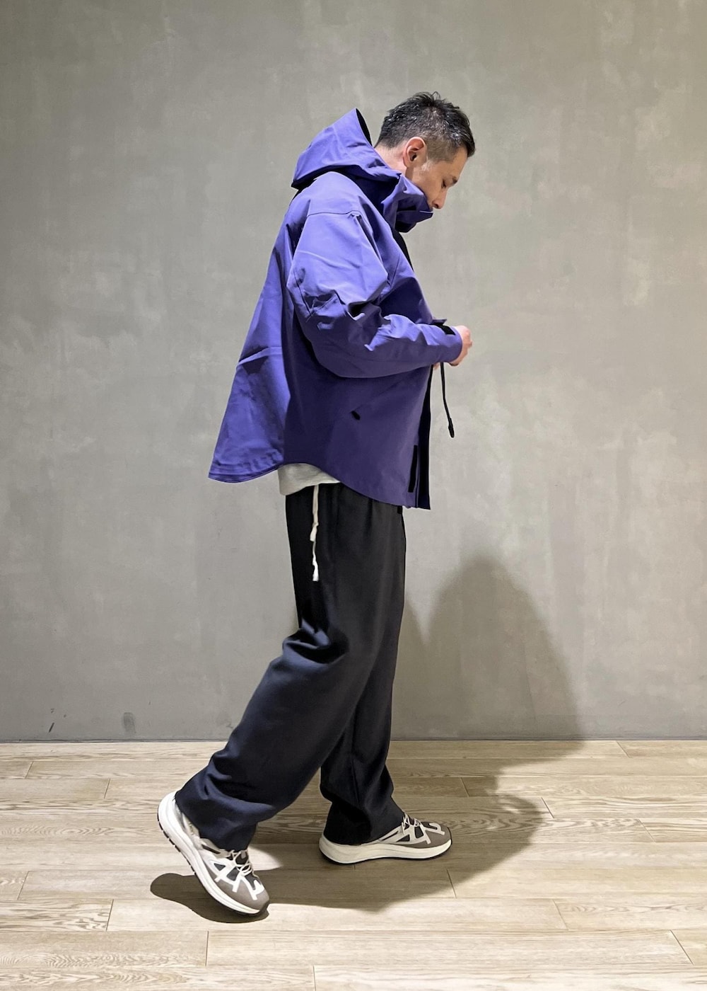 「デニムジャケット、Gジャン、コットンUSA、別注、WILDTHINGS、TOOLSTRAP、DENALI JACKET、マウンテンパーカー、ハードシェル、ADAM ET ROPÉ、HOMME、カジュアル、大人カジュアル、スポーティー、アウトドア」｜「WILD THINGSの【WILDTHINGS 別注】TOOLSTRAP DENALI JACKET/UNISEX/LONG SEASON（マウンテンパーカー、パープル系）」を使った、takashi.nさん（メンズ・176cm）の秋コーディネートの2枚目の写真