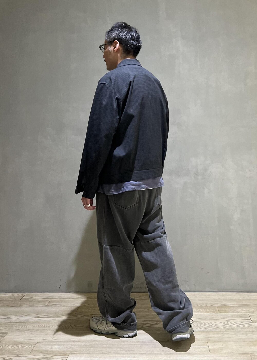 「Chambrer、ASICS、グレー、長袖、ポケット、ブルゾン、襟、チャコールグレー、Tシャツ、パンツ、デニム、ワイド、ストレート、ローカット、初秋コーデ」｜「ADAM ET ROPE'の【Chambrer】オーバーサイズ ZIP ジャケット / シーズンレス / セットアップ対応（その他アウター、グレー系）」を使った、takashi.nさん（メンズ・176cm）の秋コーディネートの3枚目の写真