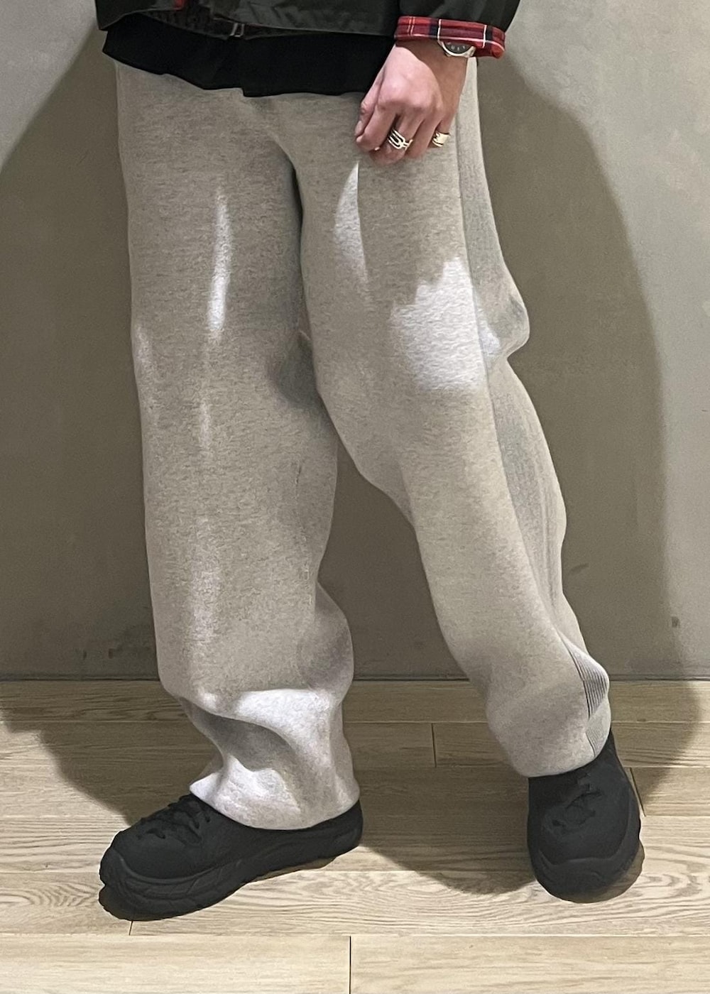 グリーン系のブルゾン、グレー系のその他パンツ、グレー系のカーディガン/ボレロを着用したメンズの冬コーディネートの8枚目の写真