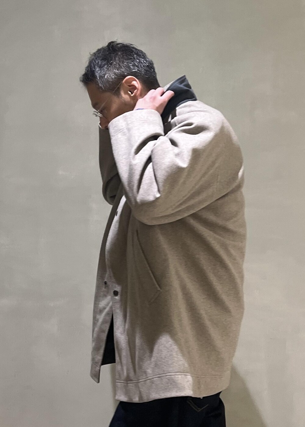 「ADAM ET ROPÉ、HOMME、カジュアル、大人カジュアル、レイヤード、秋、冬、秋コーデ、冬コーデ、秋ファッション、冬ファッション、23AW秋の新作、23AW冬の新作、オーバーサイズ、ビッグシルエット」｜「Levi'sの【Levi's(R) for BIOTOP】568 STAY LOOSE / UNISEX（デニムパンツ、ブルー系）」を使った、takashi.nさん（メンズ・176cm）の秋コーディネートの5枚目の写真