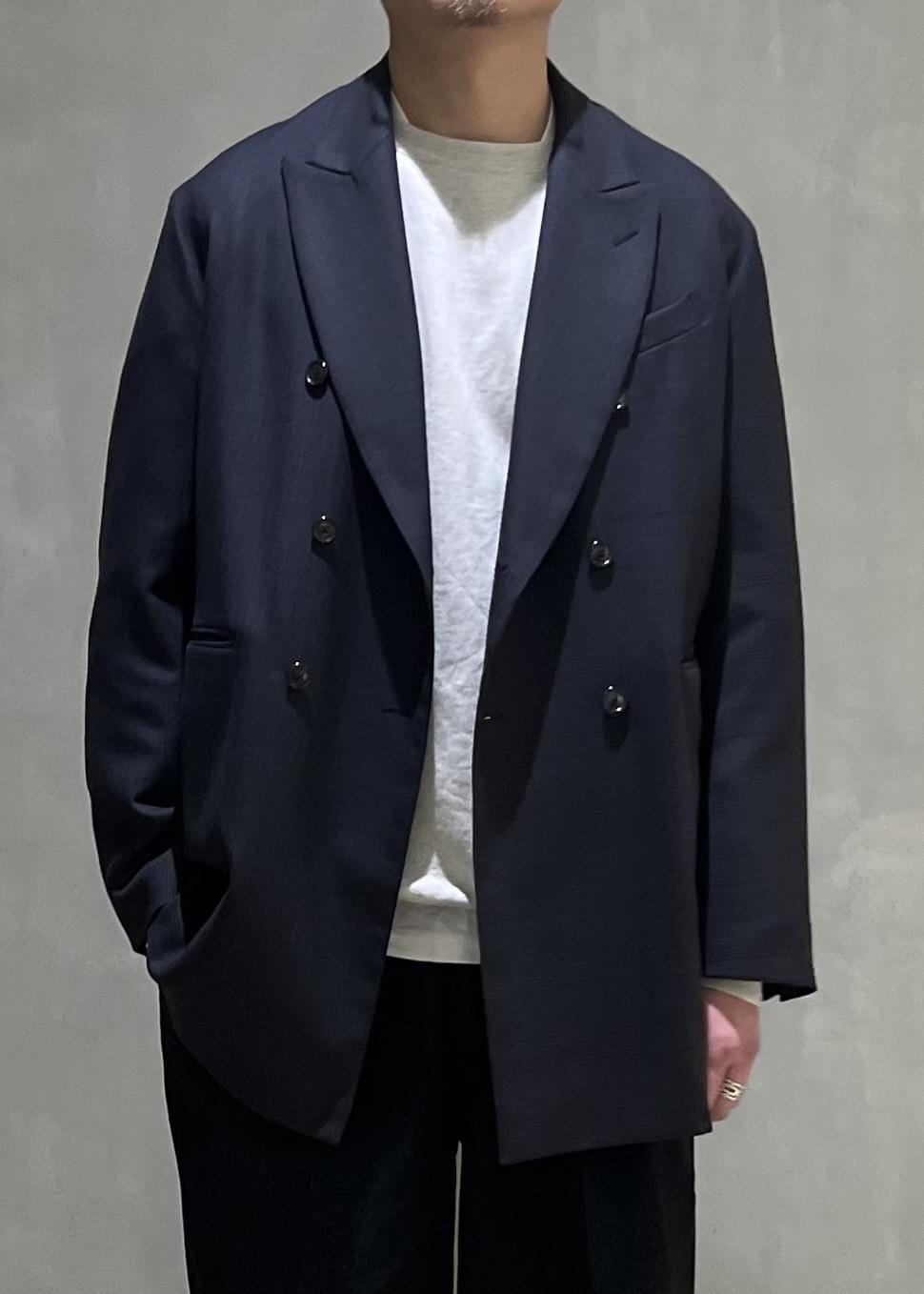 「＃adamjeanist、デニム、アダムエロペジーンズ、ADAM ET ROPE' JEANS、adamjeanist、初春コーデ、春コーデ、大人カジュアル、モノトーンコーデ、カジュアルコーデ、ADAM ET ROPÉ、高身長、ジャケット/アウター、テーラードジャケット、パンツ」｜「ADAM ET ROPE'の【ADAM ET ROPE' JEANS -GRID-】デニム ワイド イージーパンツ / サスティナブル（デニムパンツ、ブラック系）」を使った、takashi.nさん（メンズ・176cm）の冬コーディネートの4枚目の写真