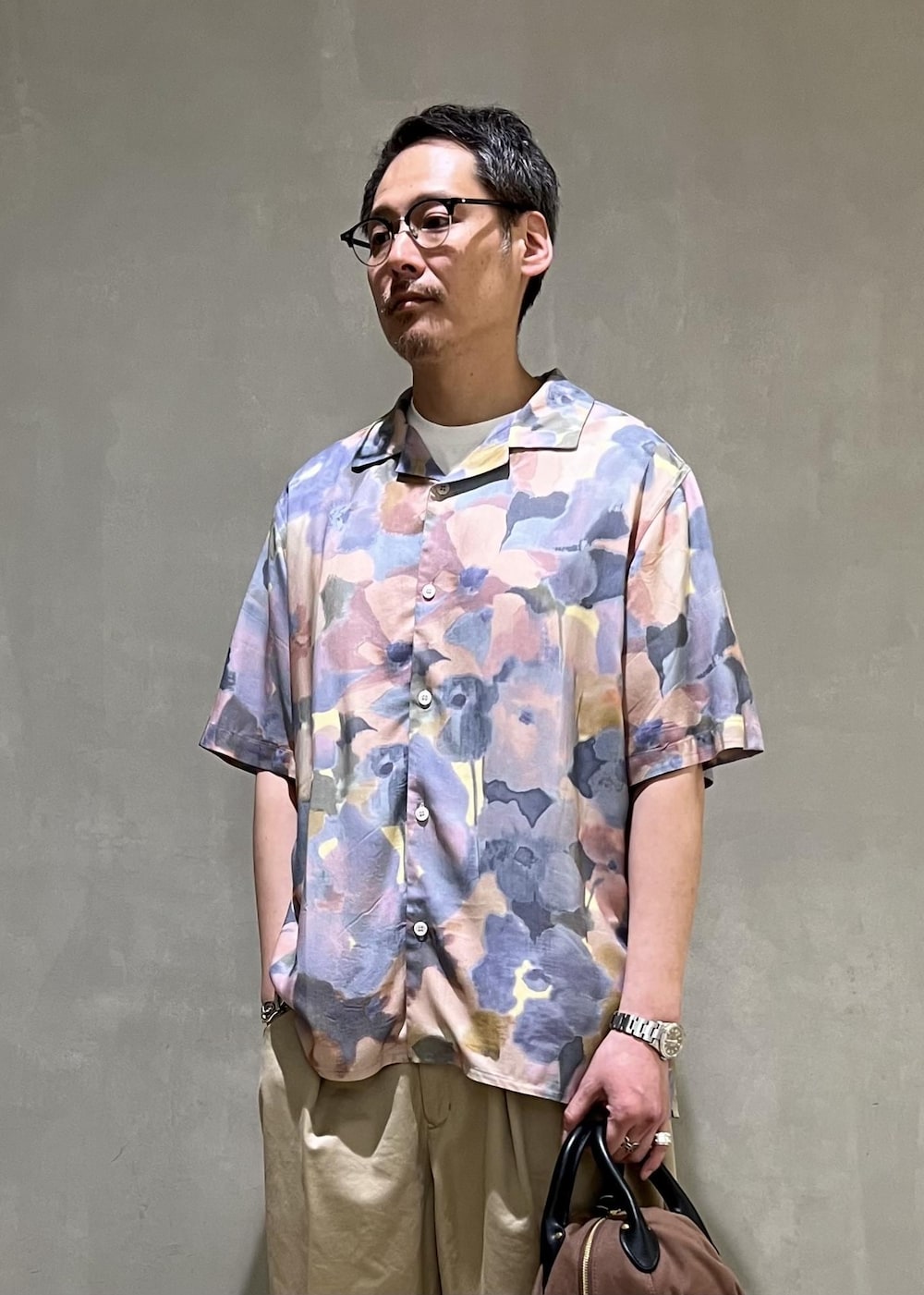 「ボタニカル、柄シャツ、オープンカラー、WAX LONDON、THE QUALITY MENDING CO.、別注、ADAM ET ROPÉ、HOMME、カジュアル、大人カジュアル、レイヤード、夏、夏コーデ、夏ファッション、オーバーサイズ」｜「ADAM ET ROPE'の《別注》【THE QUALITY MENDING CO. /ザ クオリティーメンディング】BOWLING BAG（ハンドバッグ、ブラウン系）」を使った、takashi.nさん（メンズ・176cm）の夏コーディネートの4枚目の写真