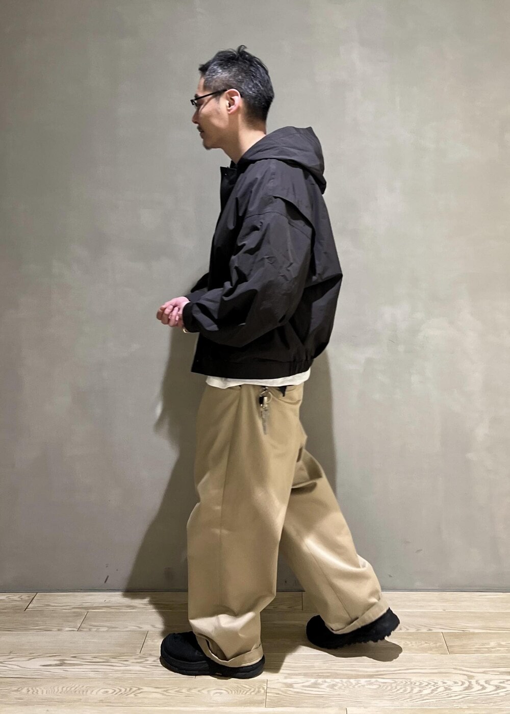 「AMOMENTO、ヘインズ、ビオトープ、アモーメント、Hanes for BIOTOP、Hanes、BIOTOP、ADAM ET ROPÉ、HOMME、カジュアル、大人カジュアル、レイヤード、春、春コーデ、春ファッション」｜「HANESの【Hanes for BIOTOP】ORGANIC PREMIUM COTTON THERMAL CREW NECK PULLOVER/UNISEX（Tシャツ/カットソー、ホワイト系）」を使った、takashi.nさん（メンズ・176cm）の春コーディネートの2枚目の写真