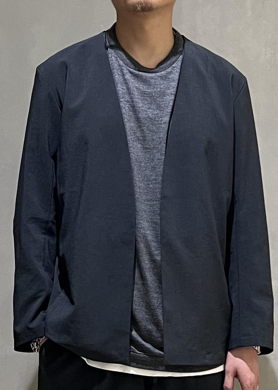 グリーン系のセットアップ、パープル系のショルダーバッグ、グレー系のTシャツ/カットソーを着用したメンズの秋コーディネートの4枚目の写真