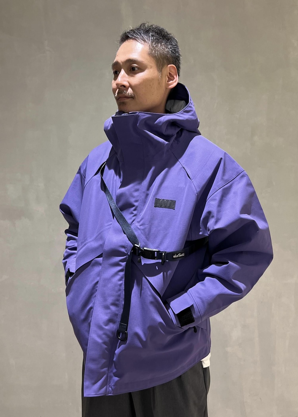 「デニムジャケット、Gジャン、コットンUSA、別注、WILDTHINGS、TOOLSTRAP、DENALI JACKET、マウンテンパーカー、ハードシェル、ADAM ET ROPÉ、HOMME、カジュアル、大人カジュアル、スポーティー、アウトドア」｜「WILD THINGSの【WILDTHINGS 別注】TOOLSTRAP DENALI JACKET/UNISEX/LONG SEASON（マウンテンパーカー、パープル系）」を使った、takashi.nさん（メンズ・176cm）の秋コーディネートの4枚目の写真