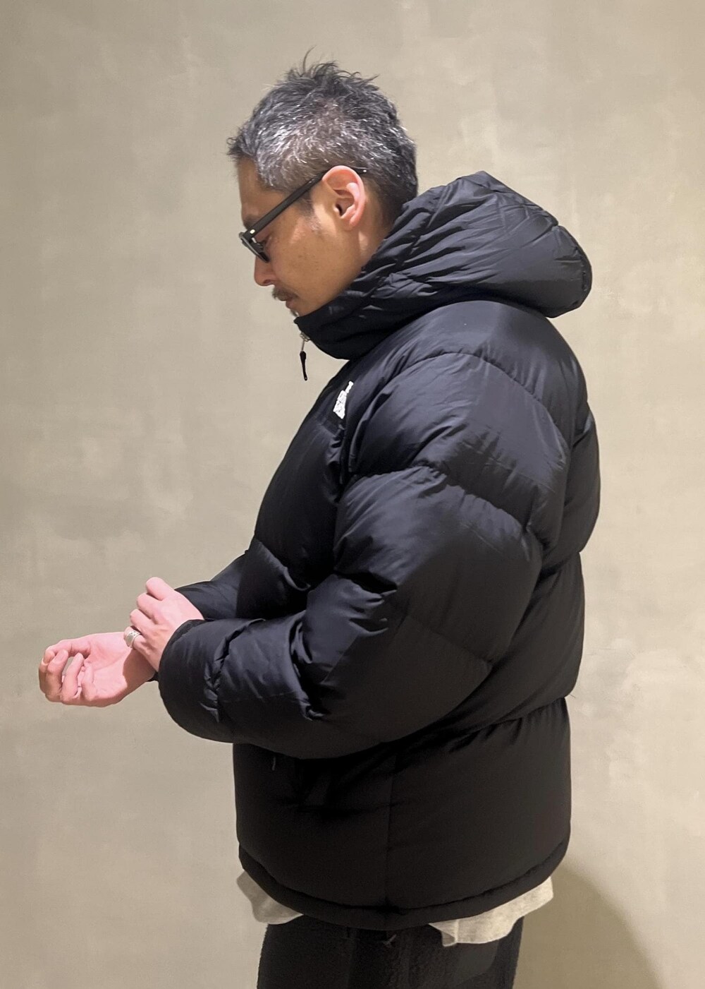 「フリース、ボアフリース、フリースパンツ、イージーパンツ、ノースフェイス、ヌプシ、ヌプシフーディ、THE NORTH FACE、Nuptse、Nuptse Hoodie、ネルシャツ、ワイルドライフテイラー、WILD LIFE TALOR、ADAM ET ROPÉ、HOMME」｜「ADAM ET ROPE'の【WILD LIFE TAILOR】コットンフラノ オーバーサイズ シャツ（シャツ/ブラウス、グレー系）」を使った、takashi.nさん（メンズ・176cm）の冬コーディネートの5枚目の写真
