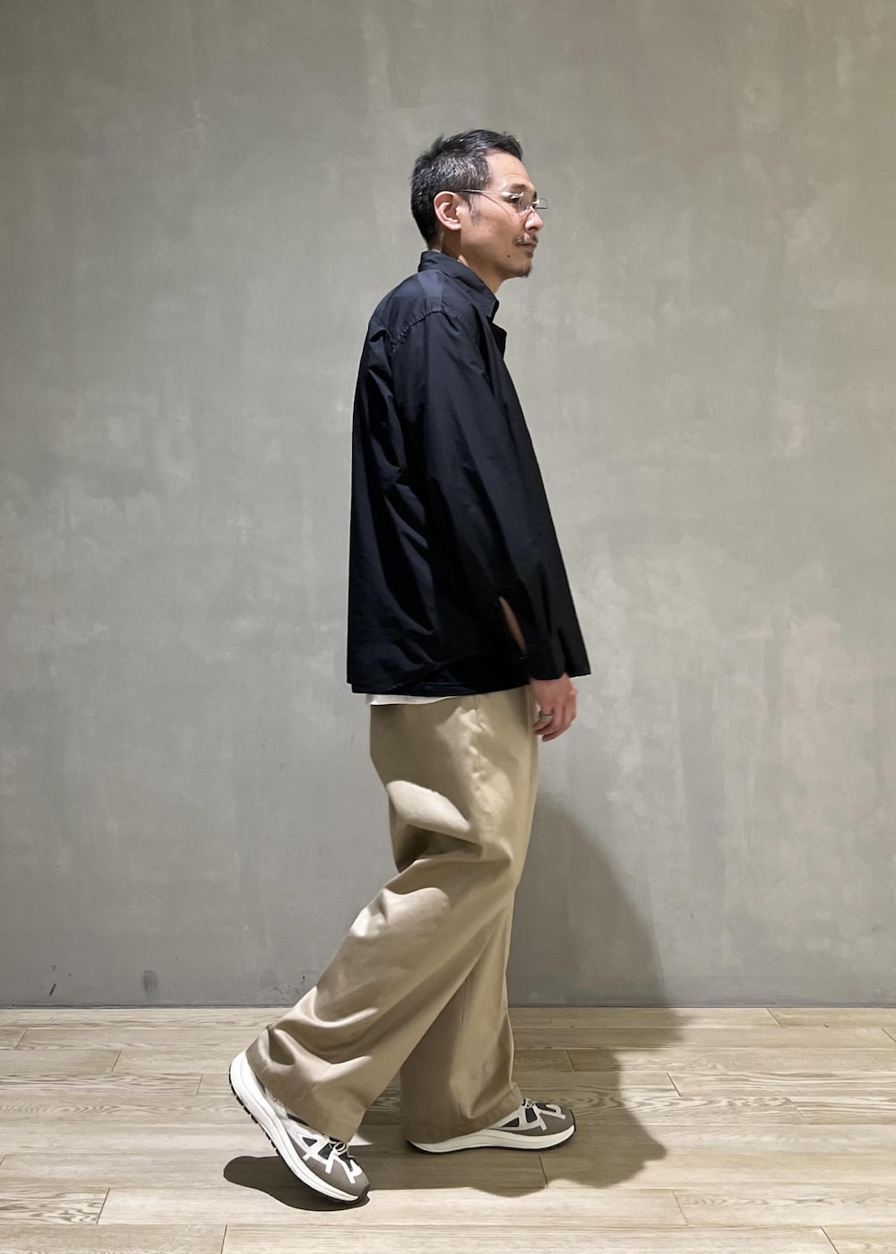 ホワイト系のTシャツ/カットソー、ブラック系のシャツ/ブラウスを着用したメンズの夏コーディネートの2枚目の写真