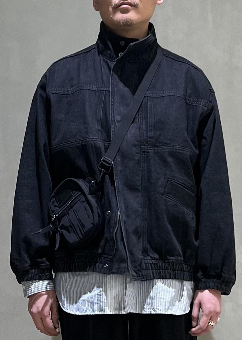 ブラック系のデニムジャケット、ブラック系のデニムパンツを着用したメンズの冬コーディネートの4枚目の写真