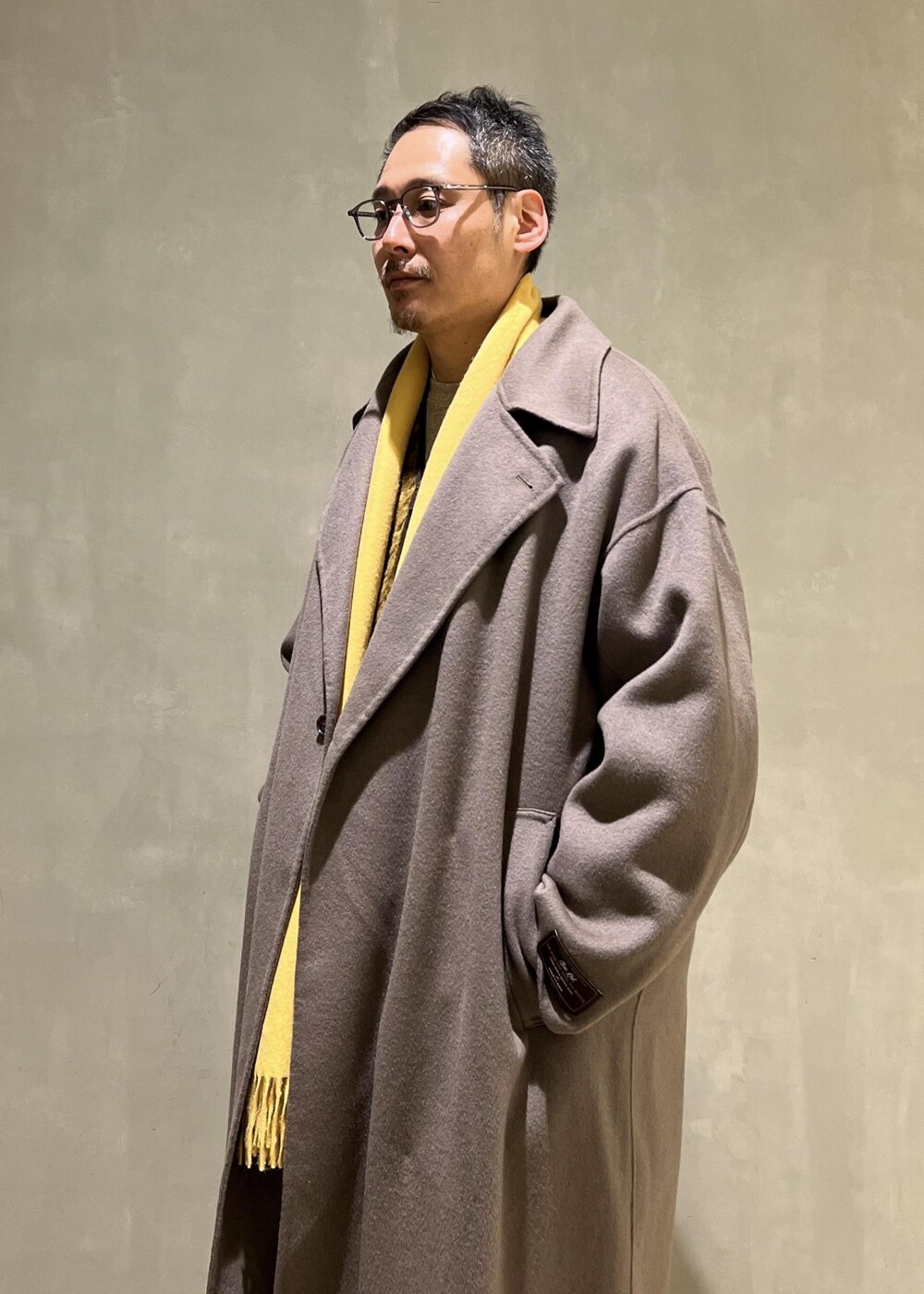 「Barbour、THE INOUE BROTHERS、バブアー、イノウエブラザーズ、ファーライナー、別注、ベビーアルパカ、SNaPMeAward23w、コート、オーバーサイズ、ニット、ADAM ET ROPÉ、HOMME、カジュアル、大人カジュアル」|「Barbourの《別注》【Barbour】BIGSIZE フロントジップ ファーライナー ベスト / ロイヤルワラント / ユニセックス(その他アウター、イエロー系)」を使った、takashi.nさん(メンズ・176cm)の冬コーディネートの4枚目の写真