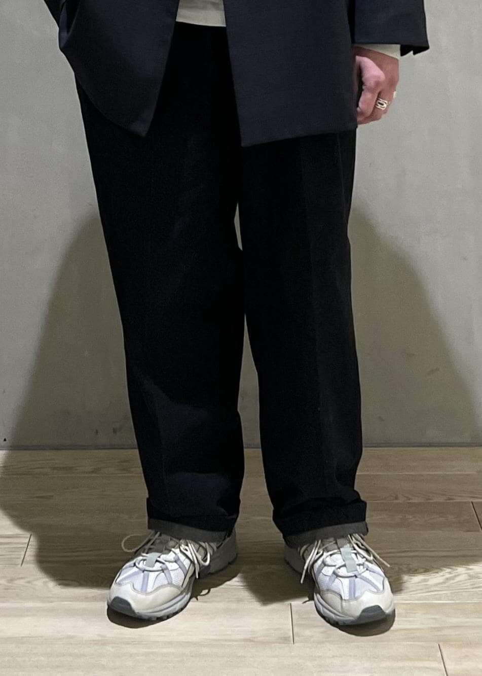 「＃adamjeanist、デニム、アダムエロペジーンズ、ADAM ET ROPE' JEANS、adamjeanist、初春コーデ、春コーデ、大人カジュアル、モノトーンコーデ、カジュアルコーデ、ADAM ET ROPÉ、高身長、ジャケット/アウター、テーラードジャケット、パンツ」｜「ADAM ET ROPE'の【ADAM ET ROPE' JEANS -GRID-】デニム ワイド イージーパンツ / サスティナブル（デニムパンツ、ブラック系）」を使った、takashi.nさん（メンズ・176cm）の冬コーディネートの7枚目の写真