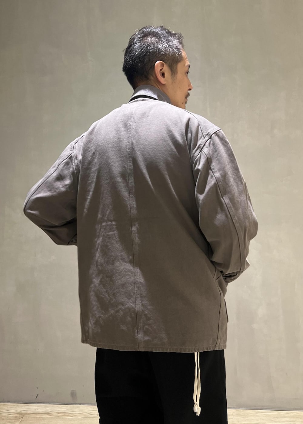 グレー系のスニーカー、グレー系のカバーオール、ブラック系のその他パンツを着用したメンズの夏コーディネートの6枚目の写真