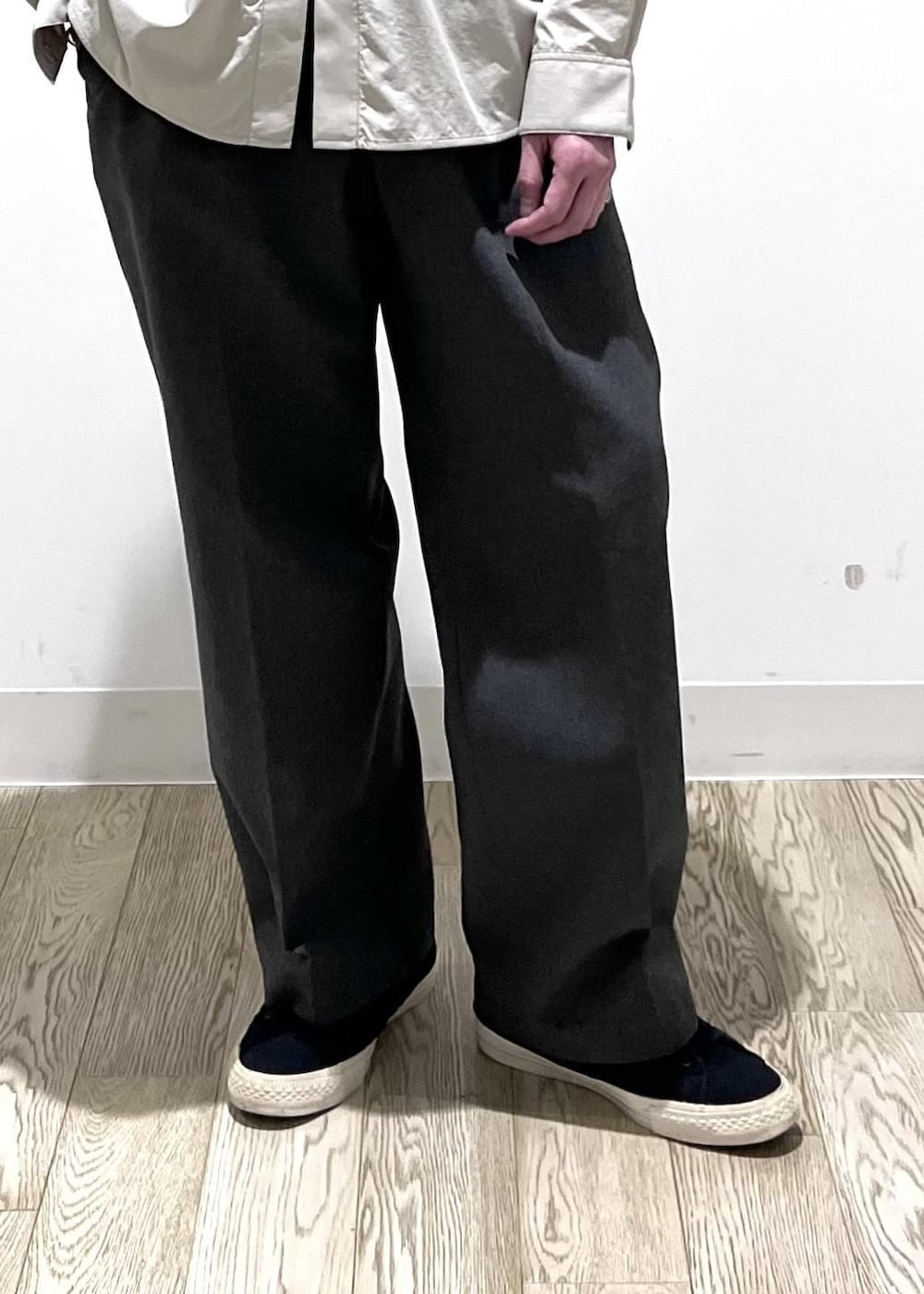 グレー系のスラックス、ベージュ系のシャツ/ブラウスを着用したメンズの春コーディネートの7枚目の写真