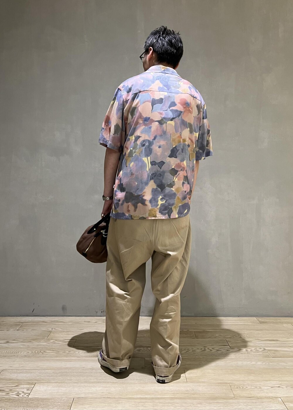 「ボタニカル、柄シャツ、オープンカラー、WAX LONDON、THE QUALITY MENDING CO.、別注、ADAM ET ROPÉ、HOMME、カジュアル、大人カジュアル、レイヤード、夏、夏コーデ、夏ファッション、オーバーサイズ」｜「ADAM ET ROPE'の《別注》【THE QUALITY MENDING CO. /ザ クオリティーメンディング】BOWLING BAG（ハンドバッグ、ブラウン系）」を使った、takashi.nさん（メンズ・176cm）の夏コーディネートの3枚目の写真