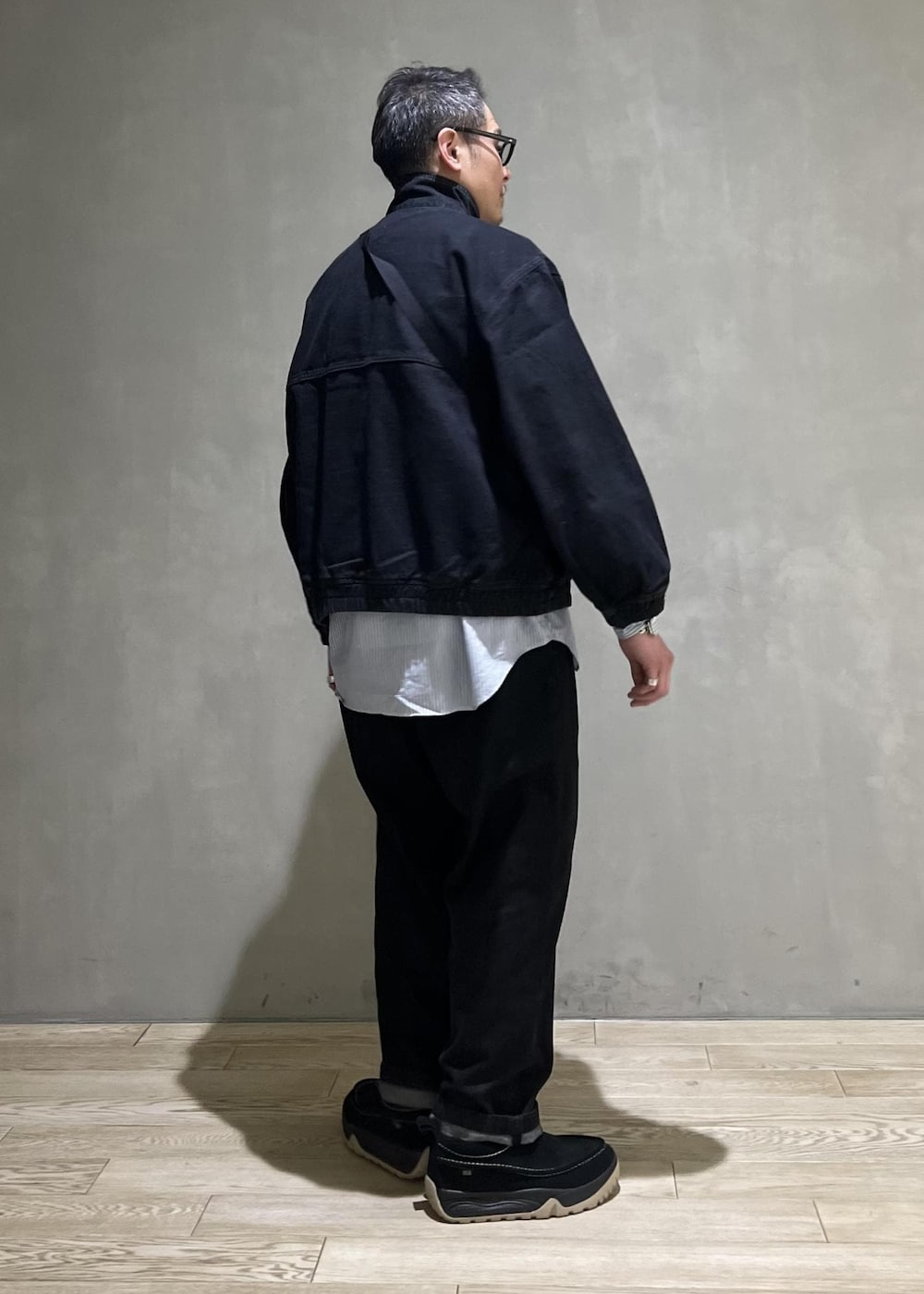 ブラック系のデニムジャケット、ブラック系のデニムパンツを着用したメンズの冬コーディネートの3枚目の写真