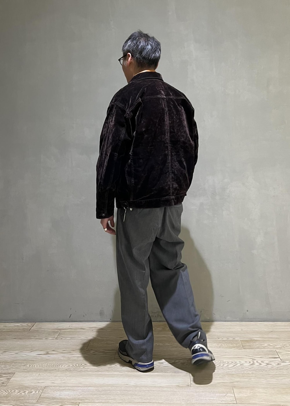 ブラウン系のデニムジャケット、ホワイト系のスウェットを着用したメンズの秋コーディネートの3枚目の写真