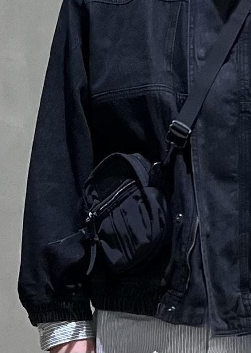 ブラック系のデニムジャケット、ブラック系のデニムパンツを着用したメンズの冬コーディネートの10枚目の写真