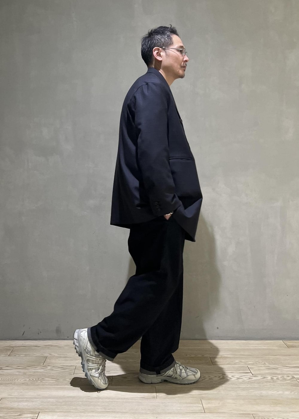 「＃adamjeanist、デニム、アダムエロペジーンズ、ADAM ET ROPE' JEANS、adamjeanist、初春コーデ、春コーデ、大人カジュアル、モノトーンコーデ、カジュアルコーデ、ADAM ET ROPÉ、高身長、ジャケット/アウター、テーラードジャケット、パンツ」｜「ADAM ET ROPE'の【ADAM ET ROPE' JEANS -GRID-】デニム ワイド イージーパンツ / サスティナブル（デニムパンツ、ブラック系）」を使った、takashi.nさん（メンズ・176cm）の冬コーディネートの2枚目の写真