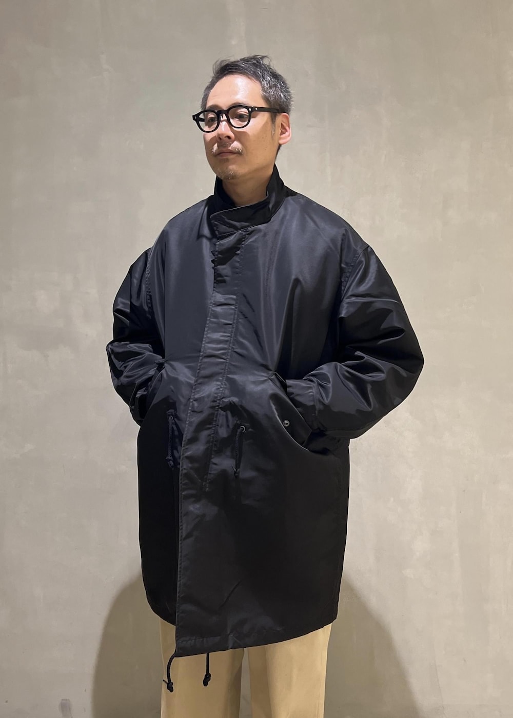 ブラック系のモッズコート、ブラック系のその他アウター、グリーン系のシャツ/ブラウスを着用したメンズの秋コーディネートの4枚目の写真