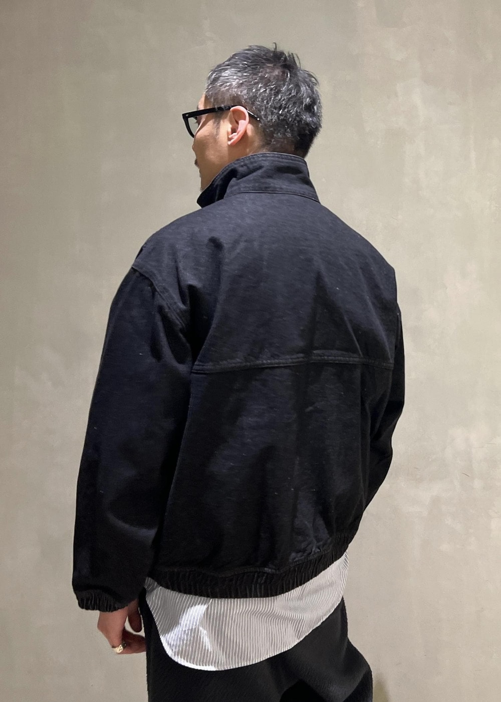 グレー系のその他パンツを着用したメンズの冬コーディネートの6枚目の写真