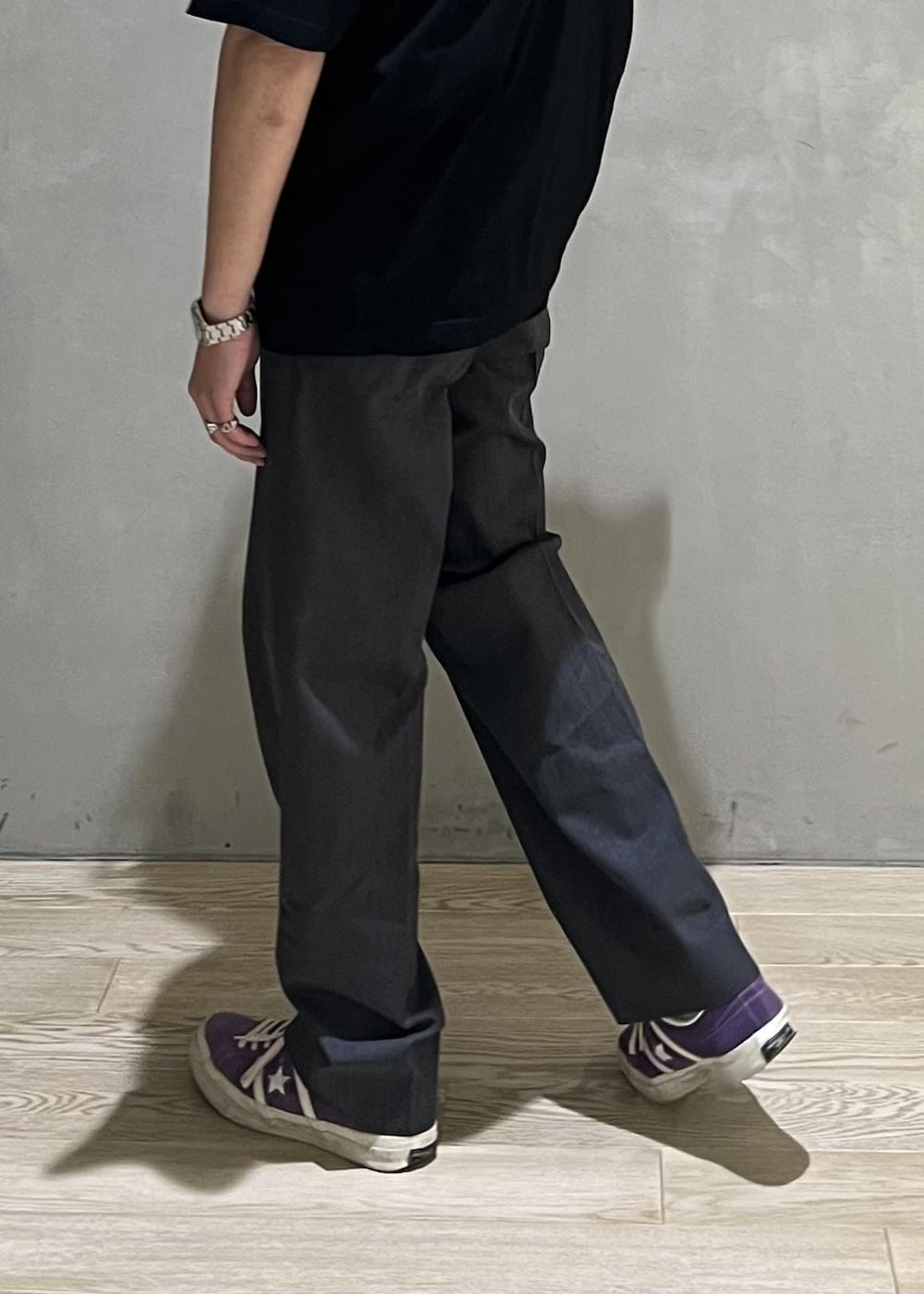 グレー系のスラックス、ブラック系のTシャツ/カットソーを着用したメンズの夏コーディネートの6枚目の写真