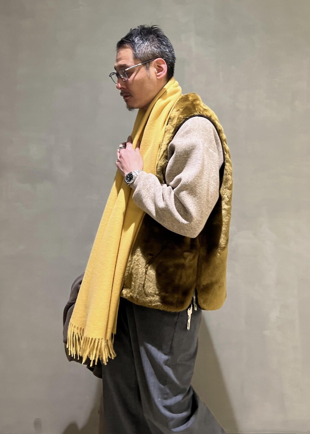 「Barbour、THE INOUE BROTHERS、バブアー、イノウエブラザーズ、ファーライナー、別注、ベビーアルパカ、SNaPMeAward23w、コート、オーバーサイズ、ニット、ADAM ET ROPÉ、HOMME、カジュアル、大人カジュアル」|「Barbourの《別注》【Barbour】BIGSIZE フロントジップ ファーライナー ベスト / ロイヤルワラント / ユニセックス(その他アウター、イエロー系)」を使った、takashi.nさん(メンズ・176cm)の冬コーディネートの7枚目の写真