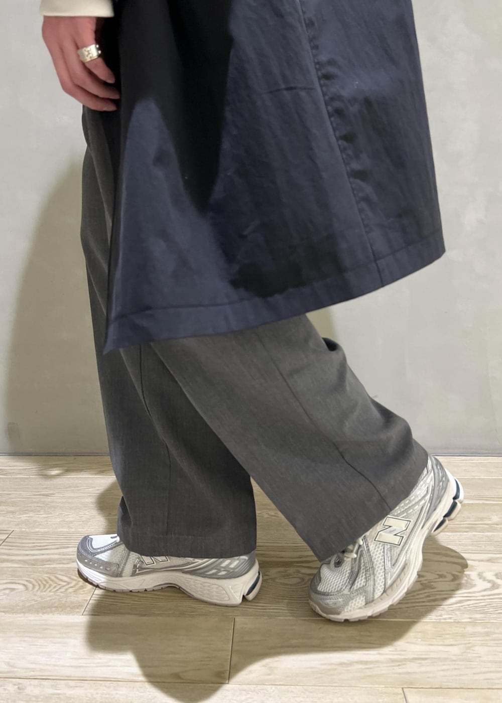 ブラック系のステンカラーコートを着用したメンズの冬コーディネートの3枚目の写真