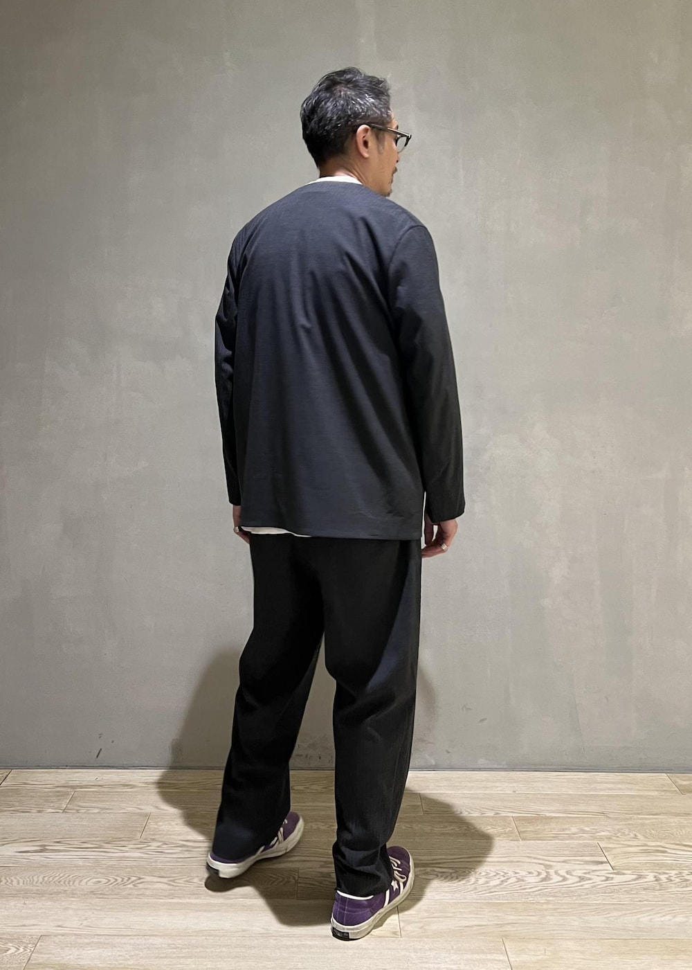 「カットソー、ポケット、Tシャツ、グレー、ワイド、テーパード、タック、セットアップ、センタープレス、チャコールグレー、スニーカー、パープル、ローカット、スエード、初秋コーデ」｜「ADAM ET ROPE'の【Chambrer/シャンブレ】ワイドテーパード イージー ツータック スラックス / シーズンレス / セットアップ対応（スラックス、グレー系）」を使った、takashi.nさん（メンズ・176cm）の秋コーディネートの3枚目の写真