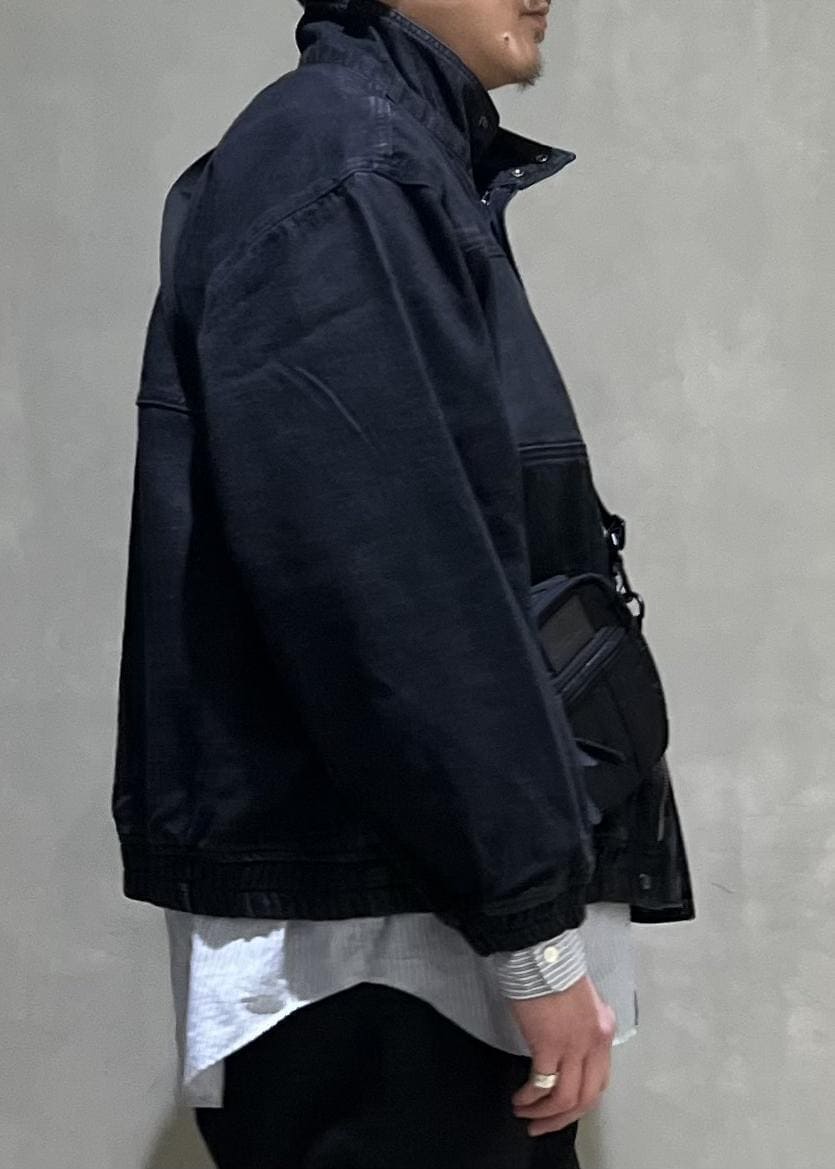 ブラック系のデニムジャケット、ブラック系のデニムパンツを着用したメンズの冬コーディネートの5枚目の写真