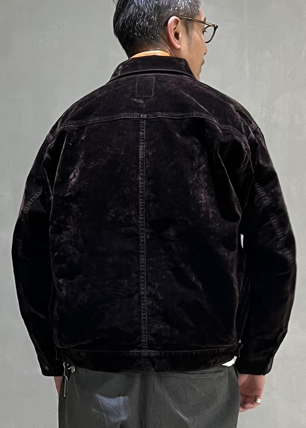 ブラウン系のデニムジャケット、ホワイト系のスウェットを着用したメンズの秋コーディネートの6枚目の写真