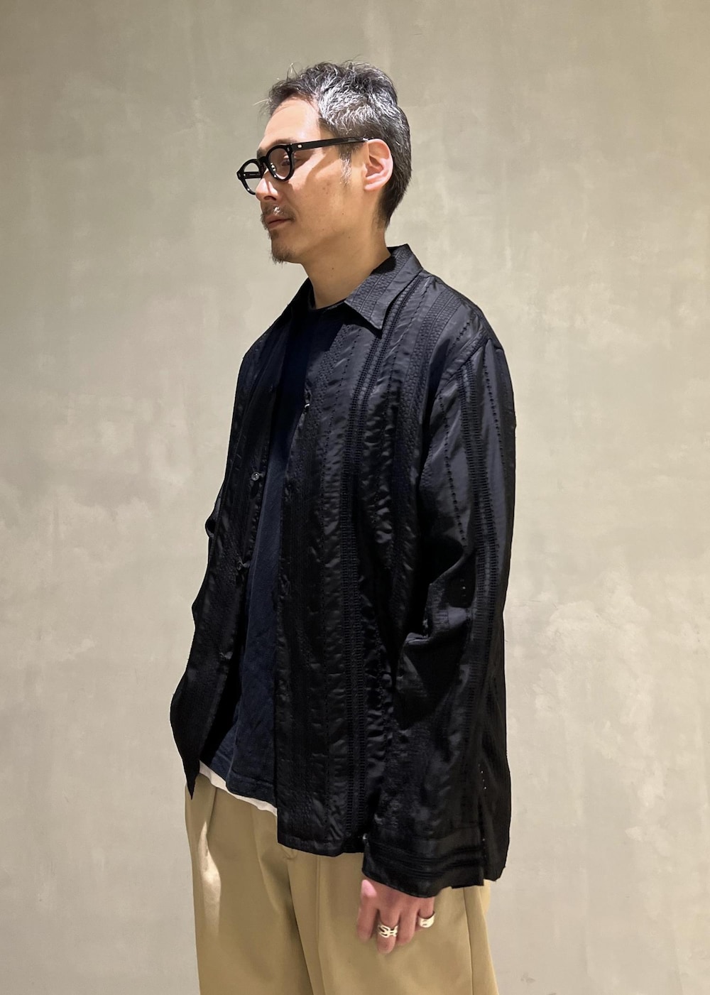 「URU、刺繍、ADAM ET ROPÉ、HOMME、カジュアル、大人カジュアル、春、春コーデ、春ファッション、オーバーサイズ、ビッグシルエット、Tシャツ、シャツ、パンツ、スニーカー」|takashi.nさん(メンズ・176cm)の春コーディネートの4枚目の写真