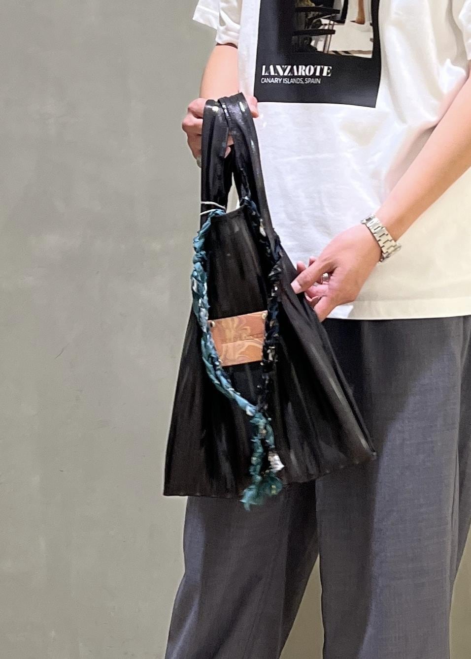 グレー系のその他パンツ、ブラック系のTシャツ/カットソーを着用したメンズの夏コーディネートの8枚目の写真