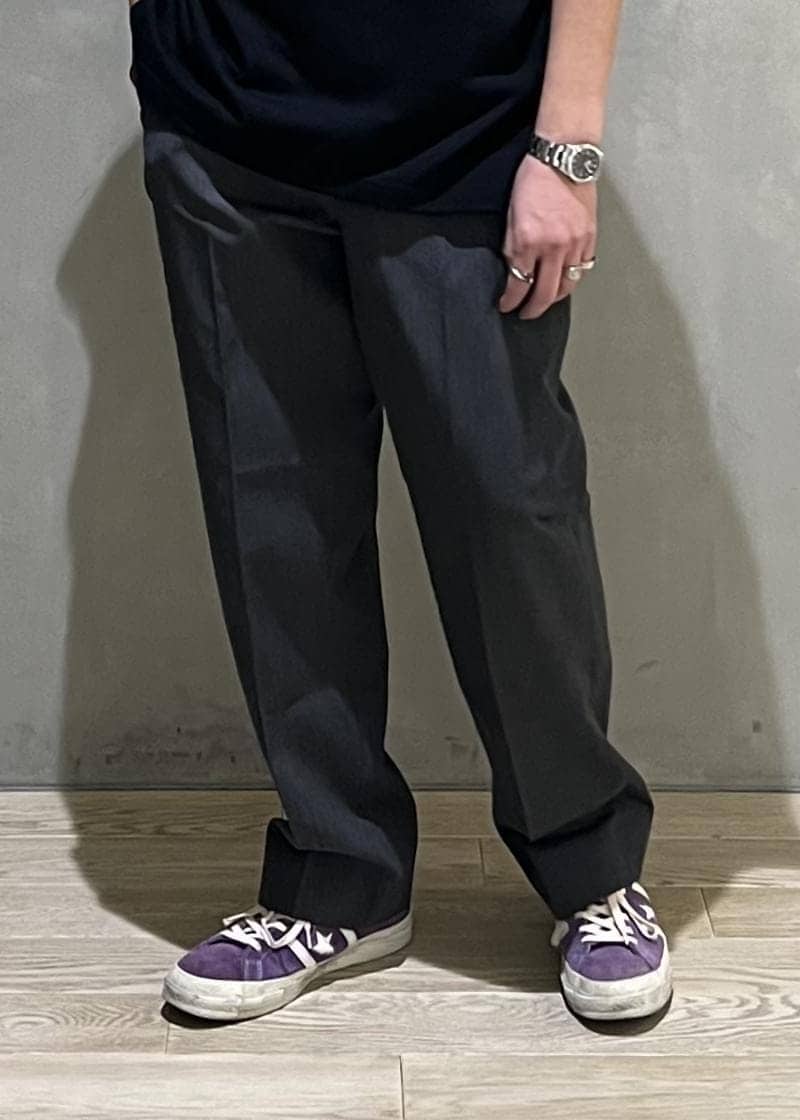 グレー系のスラックス、ブラック系のTシャツ/カットソーを着用したメンズの夏コーディネートの4枚目の写真