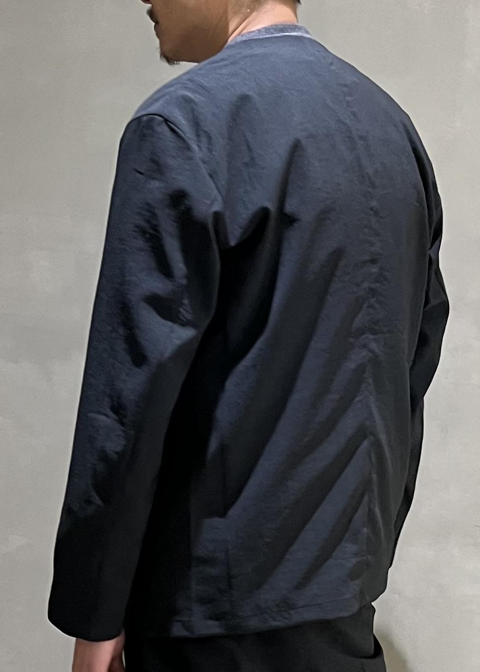 グリーン系のセットアップ、パープル系のショルダーバッグ、グレー系のTシャツ/カットソーを着用したメンズの秋コーディネートの6枚目の写真