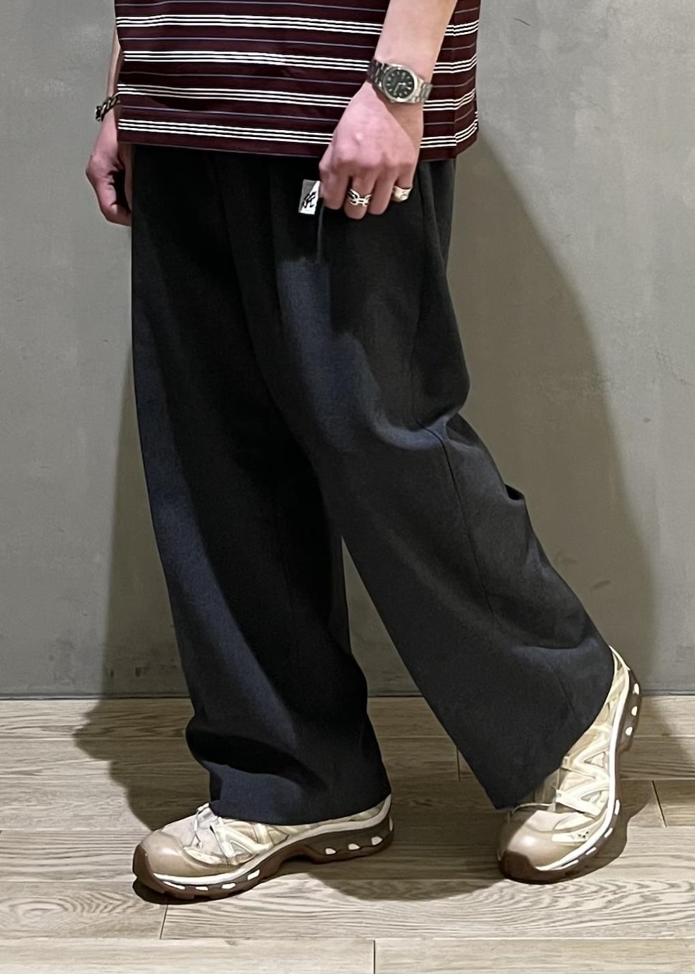 グレー系のスラックス、レッド系のTシャツ/カットソーを着用したメンズの春コーディネートの8枚目の写真