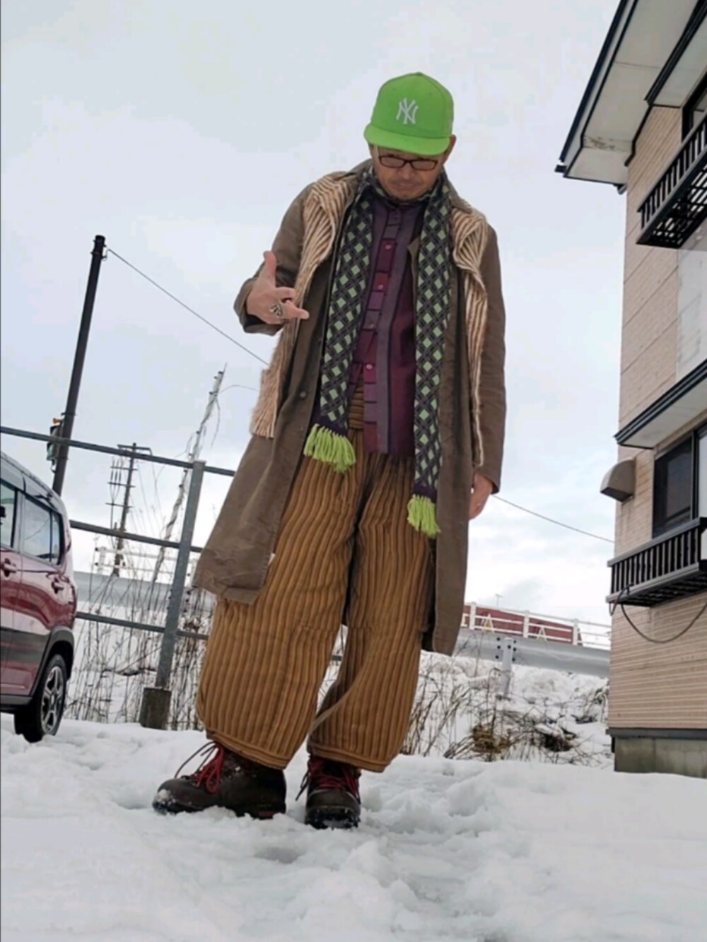 ブラウン系のその他パンツ、ベージュ系のベスト、グリーン系のストール/ショールを着用したメンズの冬コーディネートの2枚目の写真