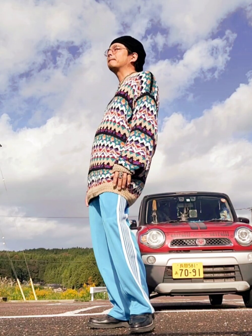 その他のニット/セーター、ブルー系のその他パンツ、シルバー系のネックレスを着用したメンズの秋コーディネートの2枚目の写真